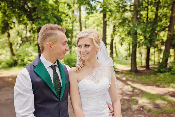 Casal jovem desfrutando de momentos românticos — Fotografia de Stock