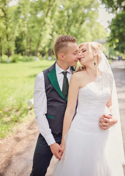 Junges Hochzeitspaar genießt romantische Momente — Stockfoto