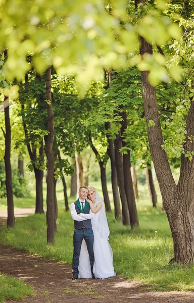 Casal jovem desfrutando de momentos românticos — Fotografia de Stock