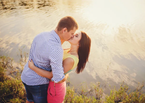 Pareja joven enamorada — Foto de Stock