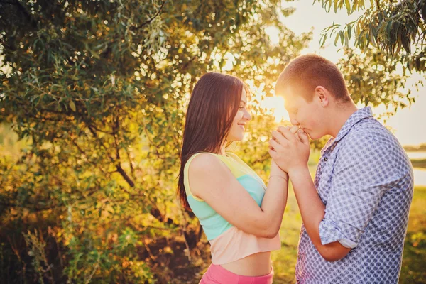 Jovem casal apaixonado — Fotografia de Stock