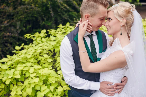 Casal jovem desfrutando de momentos românticos — Fotografia de Stock