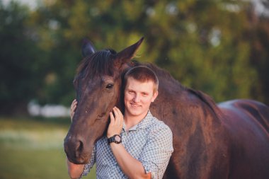 Genç adam bir at hugs