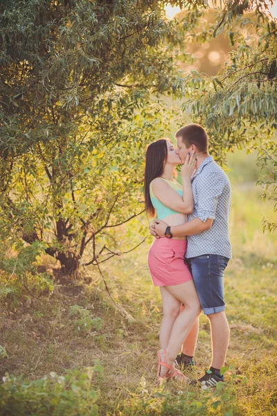 Pareja joven enamorada — Foto de Stock