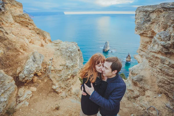 Ontspannend, berg kust verliefde paar — Stockfoto