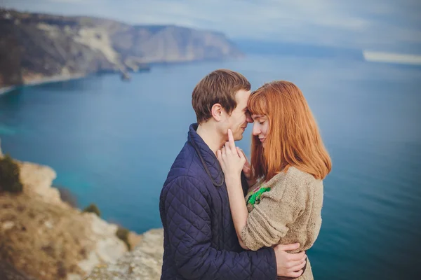 Pár v lásce, relaxační, horské pobřeží — Stock fotografie