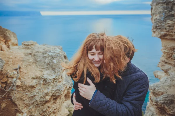 Couple in love relaxing, mountain Coast — Stock Photo, Image