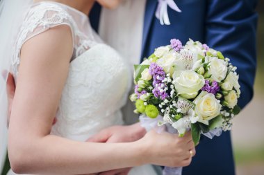 zarif gelin ve damat açık havada birlikte poz