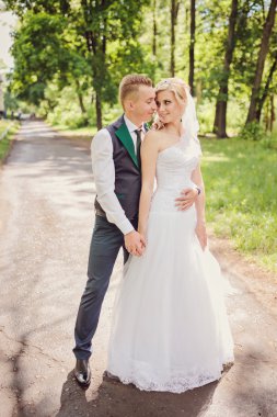 Genç bir çift romantik anların tadını çıkarıyor.