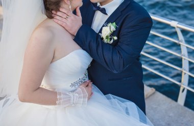 zarif gelin ve damat açık havada birlikte poz