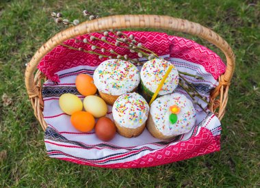 Paskalya tatlı ekmek ve boyalı yumurta