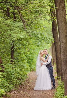 Genç bir çift romantik anların tadını çıkarıyor.