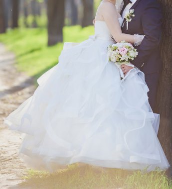 zarif gelin ve damat açık havada birlikte poz