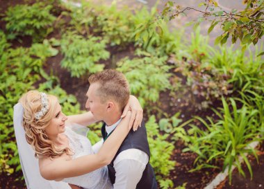 Genç bir çift romantik anların tadını çıkarıyor.