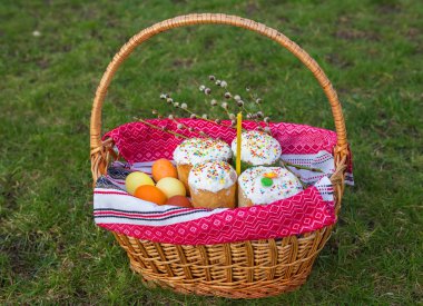 Paskalya tatlı ekmek ve boyalı yumurta