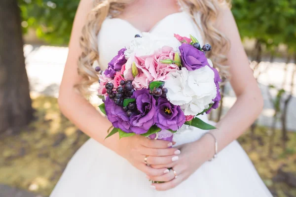 Wedding bouquet in hands of the bride — Stock Photo, Image