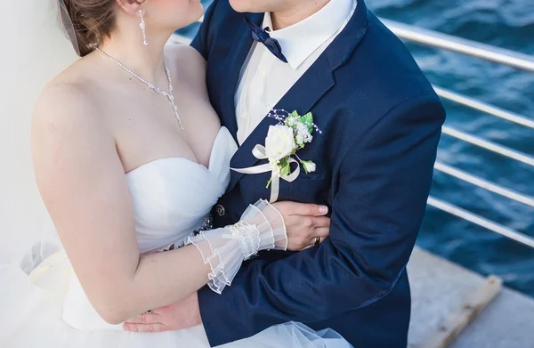 Elegáns menyasszony és a vőlegény pózol együtt szabadban — Stock Fotó