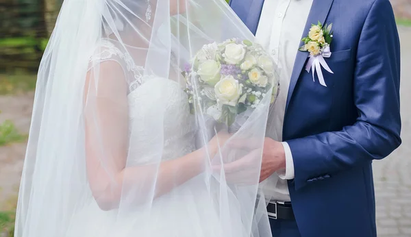 Елегантна наречена і наречена позує разом на відкритому повітрі — стокове фото