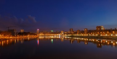 Gece şehir yansıma Nehri üzerinde