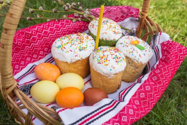 Paskalya tatlı ekmek ve boyalı yumurta