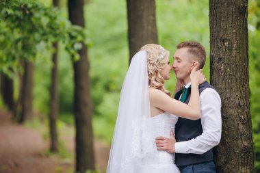 Genç bir çift romantik anların tadını çıkarıyor.