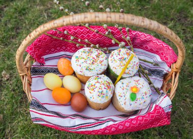 Paskalya tatlı ekmek ve boyalı yumurta