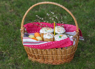 Paskalya tatlı ekmek ve boyalı yumurta