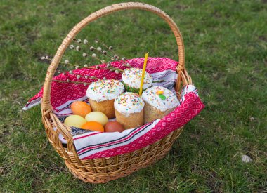 Paskalya tatlı ekmek ve boyalı yumurta