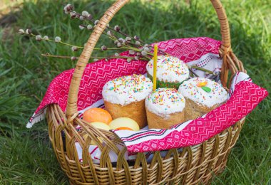 Paskalya tatlı ekmek ve boyalı yumurta