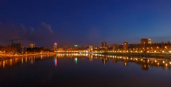 Night city reflektion över floden — Stockfoto