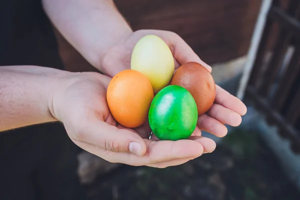 Huevos de Pascua pintados a mano únicos en cesta sobre hierba . — Foto de Stock