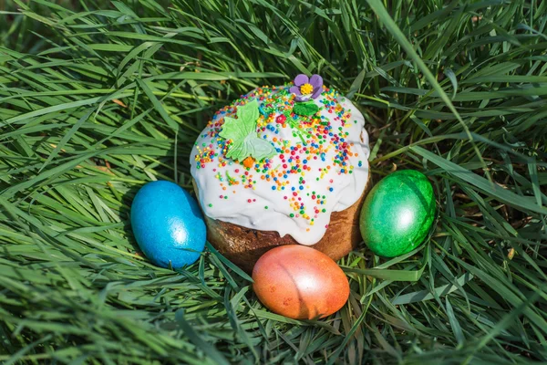 Pasen zoet brood en beschilderde eieren — Stockfoto