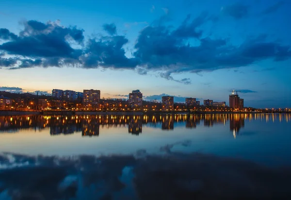 Night city reflektion över floden — Stockfoto