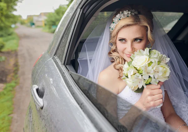 Ritratto di sposa piuttosto timida in un finestrino d'auto — Foto Stock