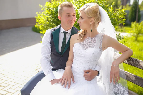 Young wedding couple enjoying romantic moments — Stock Photo, Image