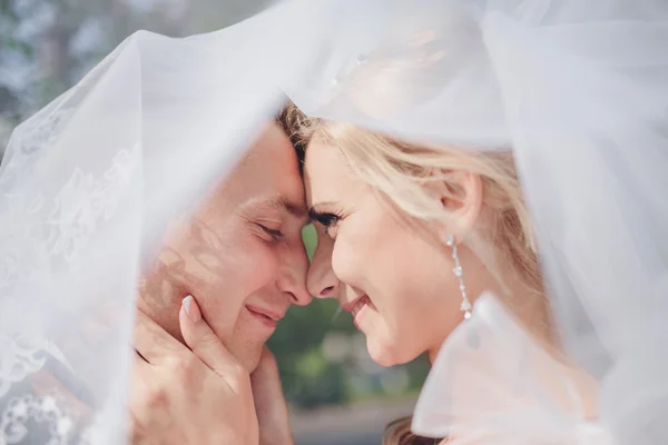 Молода весільна пара насолоджується романтичними моментами — стокове фото