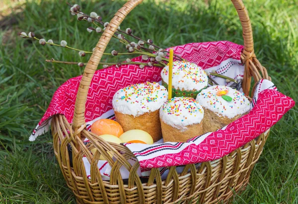 Paskalya tatlı ekmek ve boyalı yumurta