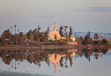 Hala Sultan Tekke veya Camii um Haram Larnaca Salt Lake Kıbrıs üzerinde.