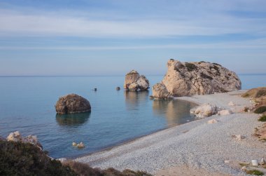 Deniz manzarası ile Petra tou Romiou Pafos, Kıbrıs için.