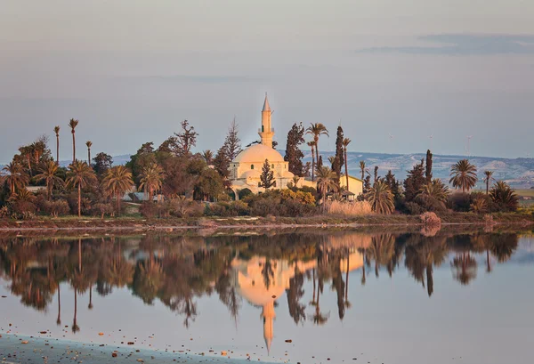 Hala Sultan Tekke veya Camii um Haram Larnaca Salt Lake Kıbrıs üzerinde. — Stok fotoğraf