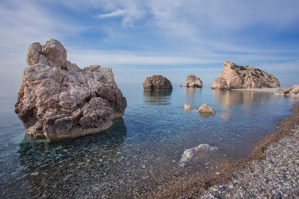 Zeegezicht met Petra tou Romiou in Pafos, Cyprus. — Stockfoto