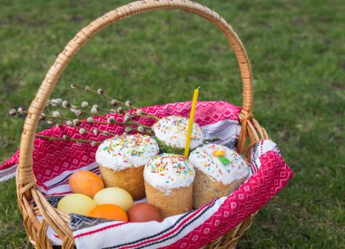 Paskalya tatlı ekmek ve boyalı yumurta