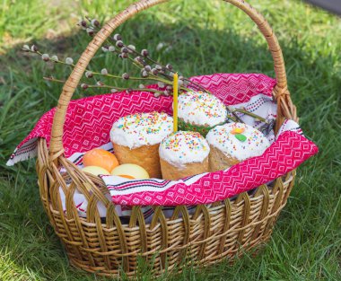 Paskalya tatlı ekmek ve boyalı yumurta