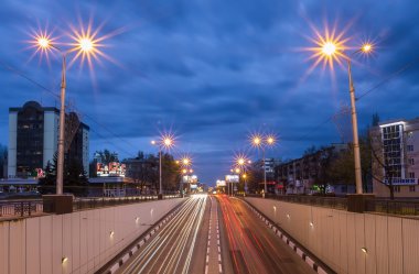 Gece şehir yansıma Nehri üzerinde