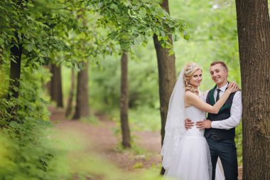 Genç bir çift romantik anların tadını çıkarıyor.