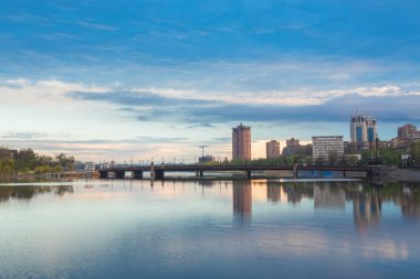 Gece şehir yansıma Nehri üzerinde