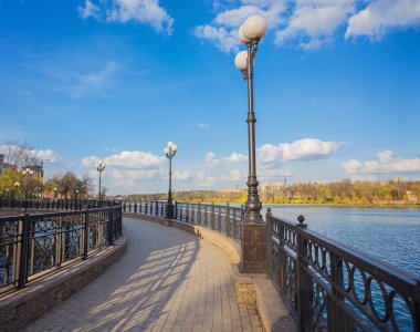 Gece şehir yansıma Nehri üzerinde