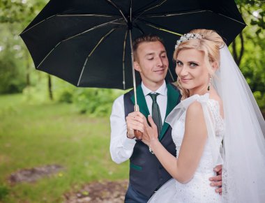 Gelin ve damat ile parlak bir şemsiye