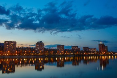 Gece şehir yansıma Nehri üzerinde
