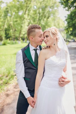 Genç bir çift romantik anların tadını çıkarıyor.